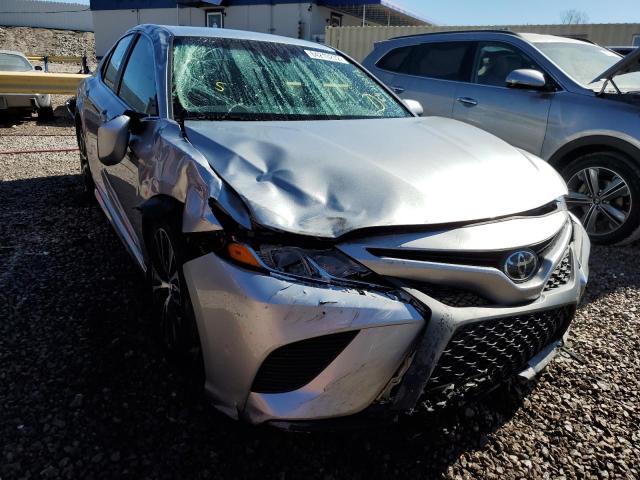 4T1B11HK9JU063248 - 2018 TOYOTA CAMRY SE A SILVER photo 1