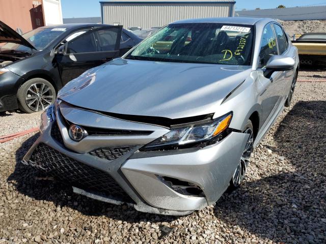 4T1B11HK9JU063248 - 2018 TOYOTA CAMRY SE A SILVER photo 2