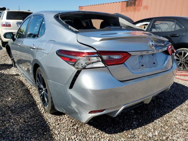 4T1B11HK9JU063248 - 2018 TOYOTA CAMRY SE A SILVER photo 3