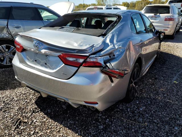 4T1B11HK9JU063248 - 2018 TOYOTA CAMRY SE A SILVER photo 4