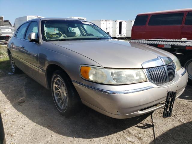 1LNHM82W92Y625228 - 2002 LINCOLN TOWN CAR S TAN photo 1