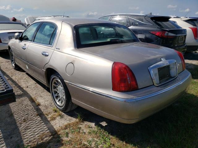 1LNHM82W92Y625228 - 2002 LINCOLN TOWN CAR S TAN photo 3