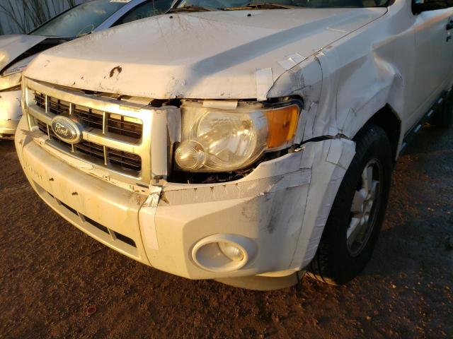 1FMCU0DG8BKC33975 - 2011 FORD ESCAPE XLT WHITE photo 9