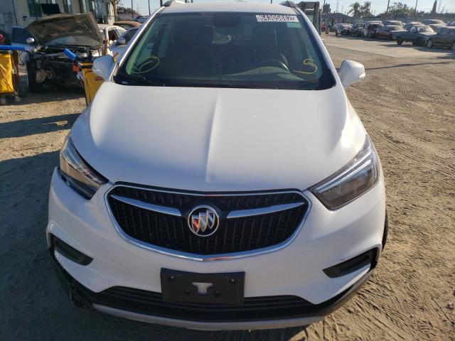 KL4CJASB7JB615918 - 2018 BUICK ENCORE PRE WHITE photo 5