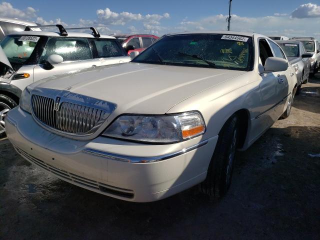 1LNHM83V27Y605478 - 2007 LINCOLN TOWN CAR D WHITE photo 2