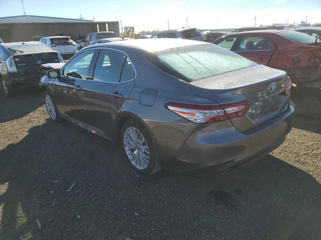 4T1B21HK9JU009400 - 2018 TOYOTA CAMRY HYBR GRAY photo 3