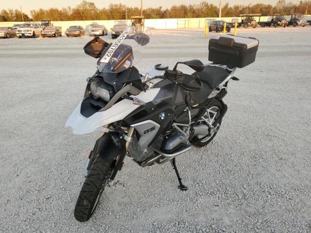 WB10A6108HZ656272 - 2017 BMW R1200 GS TWO TONE photo 2