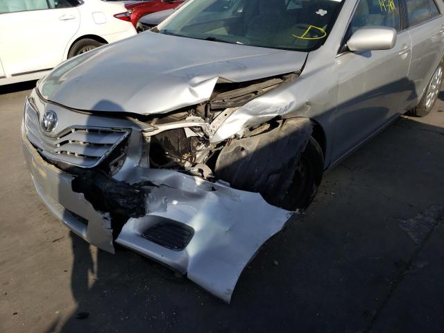 4T1BF3EK6BU772481 - 2011 TOYOTA CAMRY BASE SILVER photo 9