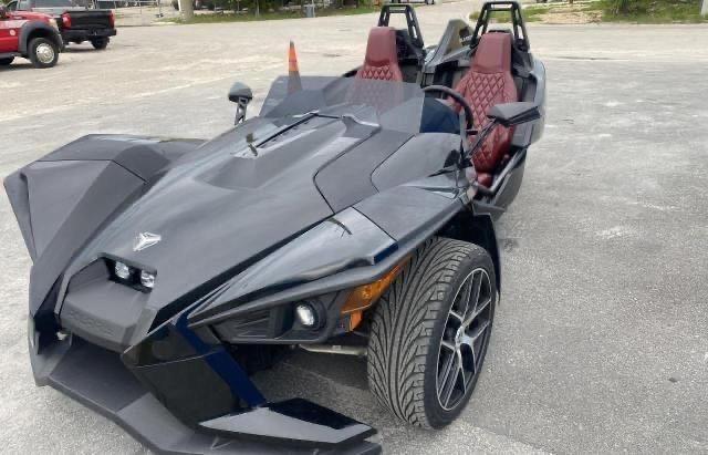 57XAASFA4J8128880 - 2018 POLARIS SLINGSHOT BLACK photo 2