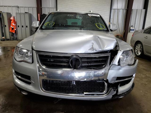 WVGBE77L08D038542 - 2008 VOLKSWAGEN TOUAREG 2 SILVER photo 9