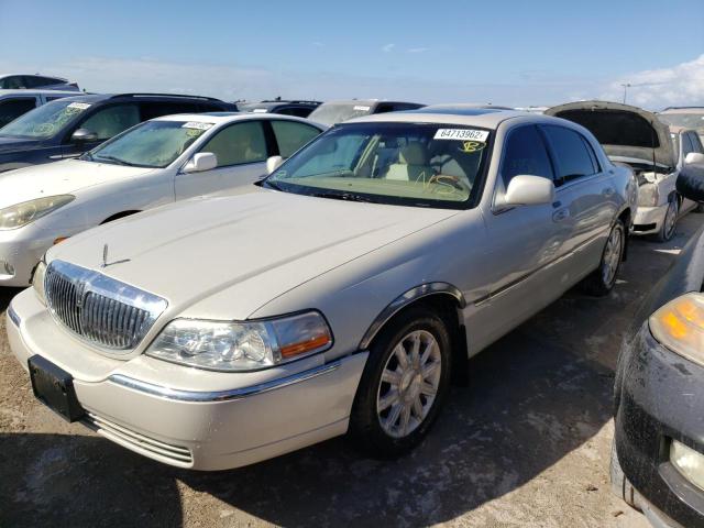 1LNHM82W07Y611824 - 2007 LINCOLN TOWN CAR S CREAM photo 2