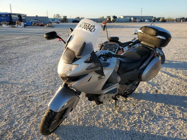 VTMRC5228AE000187 - 2010 HONDA NT700 V SILVER photo 2