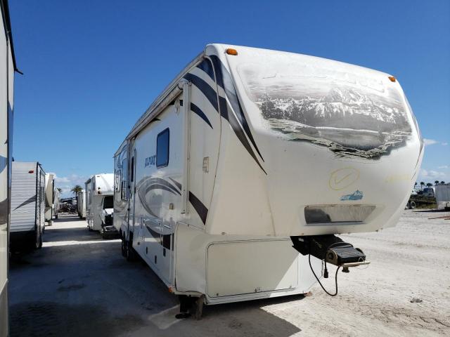 4YDF35528DE780358 - 2013 KEYSTONE ALPINE WHITE photo 1