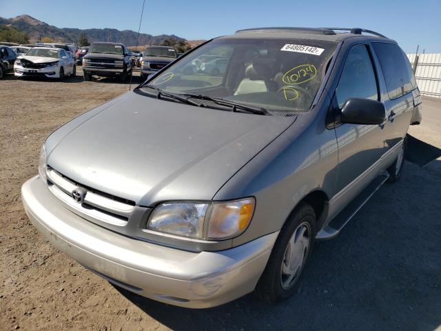 4T3ZF13C2WU060450 - 1998 TOYOTA SIENNA LE GRAY photo 2