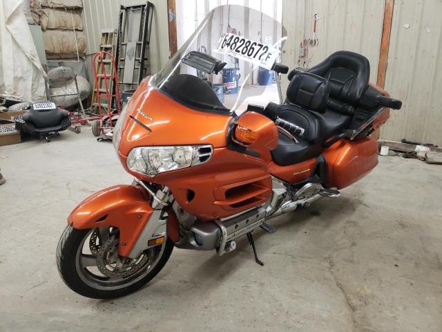 1HFSC47002A107372 - 2002 HONDA GL1800 ORANGE photo 2