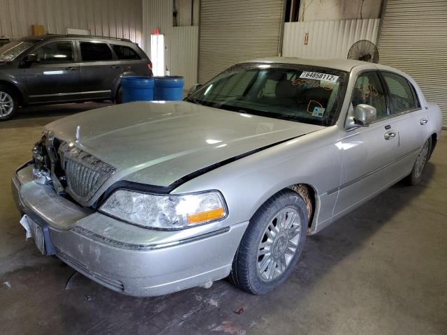 2LNHM82W38X659643 - 2008 LINCOLN TOWN CAR S SILVER photo 2