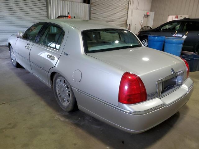 2LNHM82W38X659643 - 2008 LINCOLN TOWN CAR S SILVER photo 3