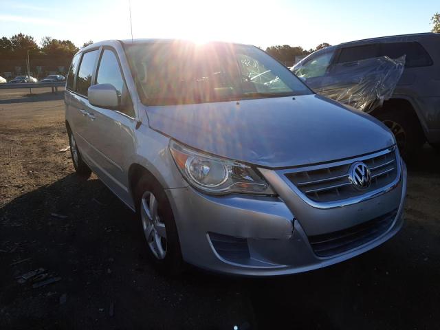 2V4RW5DX0AR407033 - 2010 VOLKSWAGEN ROUTAN SILVER photo 1