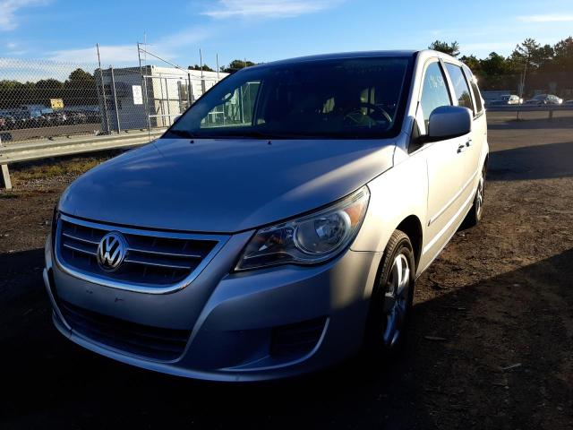 2V4RW5DX0AR407033 - 2010 VOLKSWAGEN ROUTAN SILVER photo 2