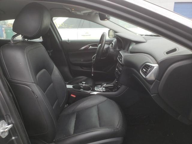 SJKCH5CR0JA058843 - 2018 INFINITI QX30 BASE GRAY photo 5