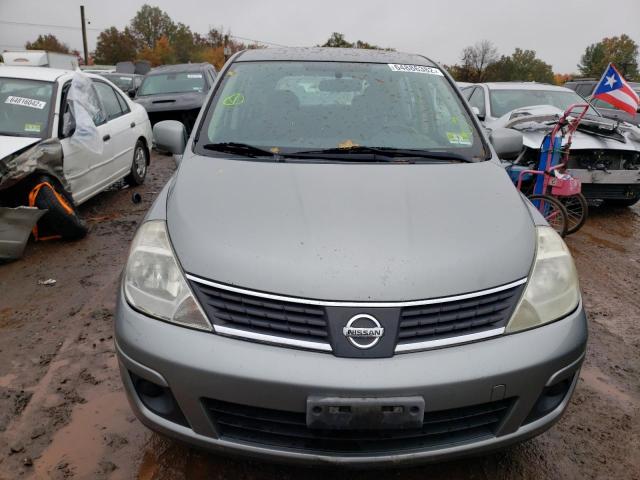 3N1BC13E88L407935 - 2008 NISSAN VERSA SILVER photo 9