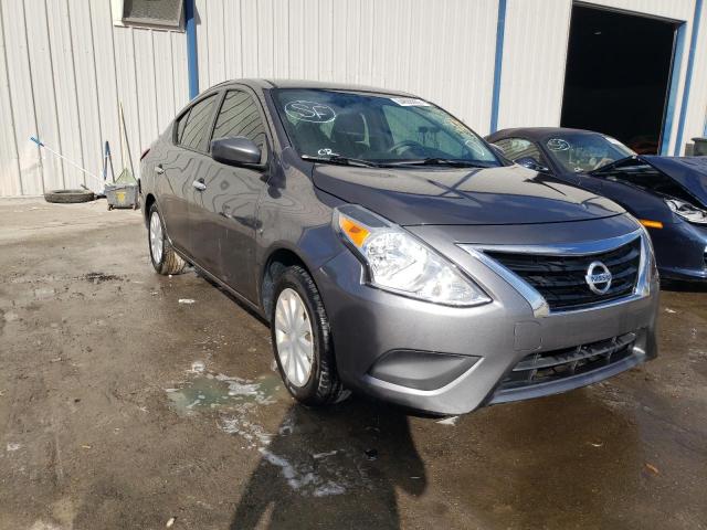 3N1CN7AP4JL832032 - 2018 NISSAN VERSA S ნაცრისფერი ფოტო 1