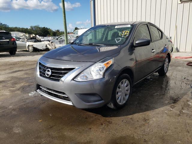 3N1CN7AP4JL832032 - 2018 NISSAN VERSA S ნაცრისფერი ფოტო 2