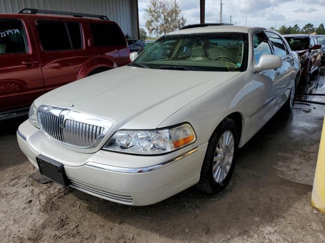 1LNHM81W34Y677684 - 2004 LINCOLN TOWN CAR E BEIGE photo 2