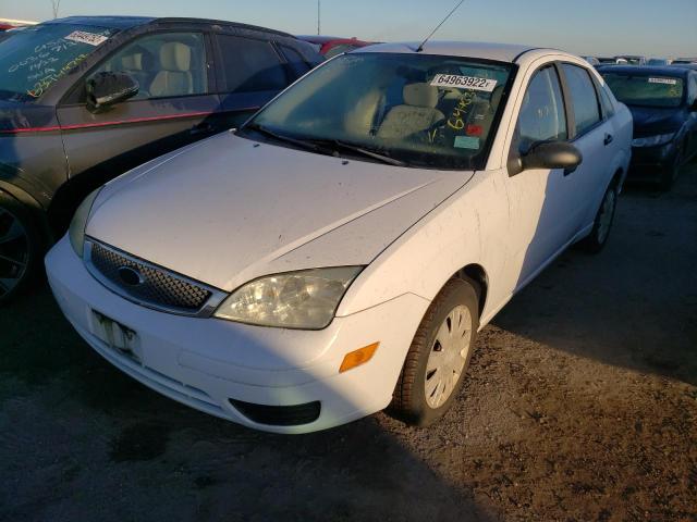 1FAFP34N55W265052 - 2005 FORD FOCUS ZX4 WHITE photo 2