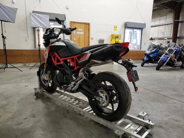 ZD4KBU009JS000101 - 2018 APRILIA DORSODURO RED photo 3