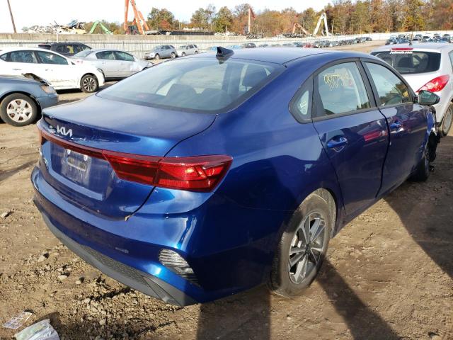 3KPF24AD6NE458038 - 2022 KIA FORTE FE BLUE photo 4