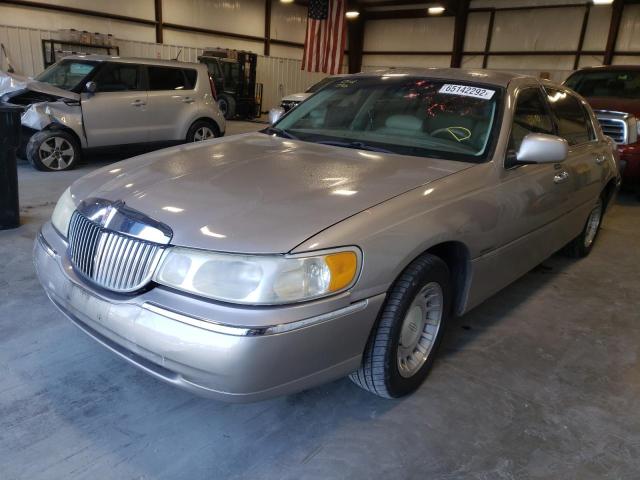 1LNHM81W4YY805632 - 2000 LINCOLN TOWN CAR E TAN photo 2