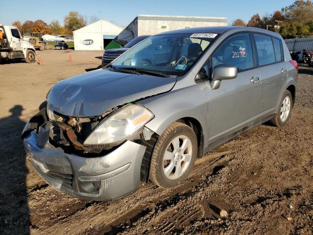 3N1BC13E28L373135 - 2008 NISSAN VERSA GRAY photo 2