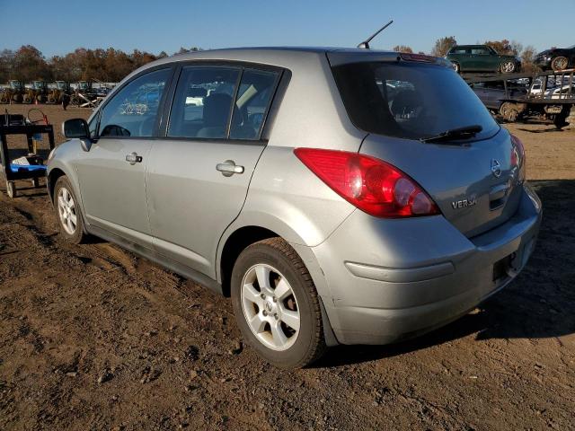 3N1BC13E28L373135 - 2008 NISSAN VERSA GRAY photo 3