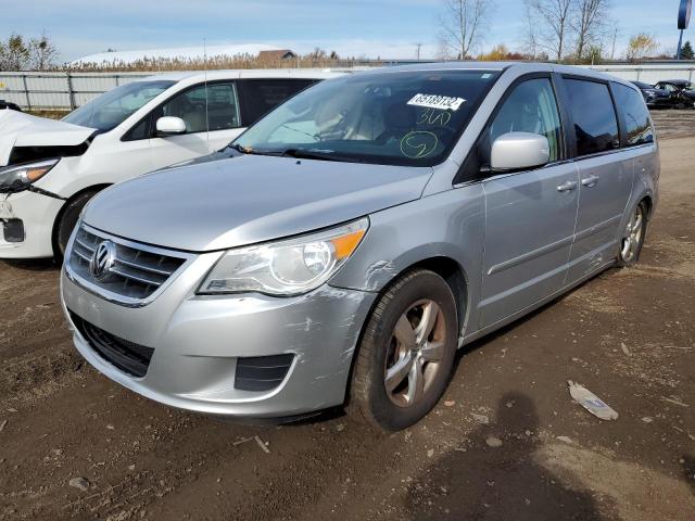 2V4RW3D11AR245963 - 2010 VOLKSWAGEN ROUTAN SE SILVER photo 2