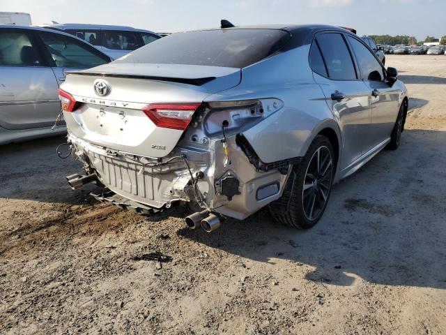 4T1B61HK8JU075117 - 2018 TOYOTA CAMRY XSE SILVER photo 4