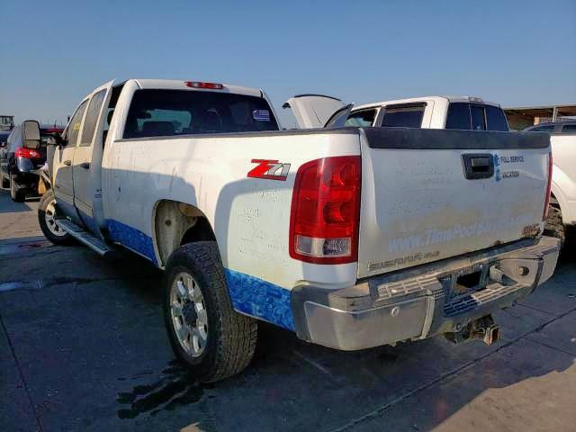 1GT413C83BF135801 - 2011 GMC SIERRA C35 WHITE photo 3