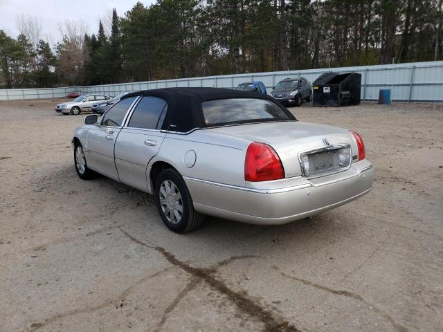 1LNHM83W94Y640037 - 2004 LINCOLN TOWN CAR U SILVER photo 3