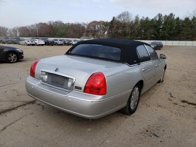 1LNHM83W94Y640037 - 2004 LINCOLN TOWN CAR U SILVER photo 4