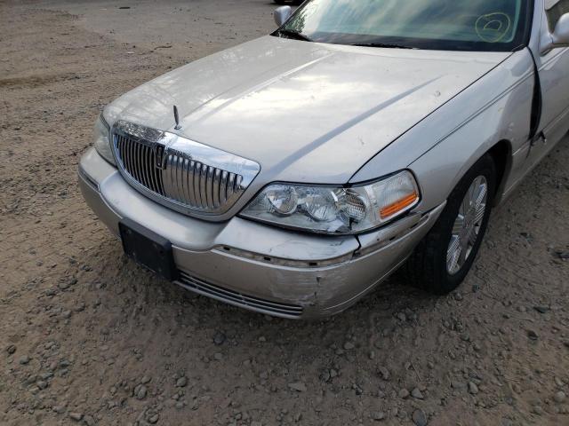 1LNHM83W94Y640037 - 2004 LINCOLN TOWN CAR U SILVER photo 9