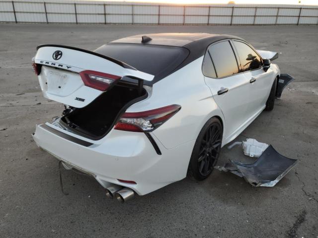 4T1KZ1AKXNU063137 - 2022 TOYOTA CAMRY TRD WHITE photo 4