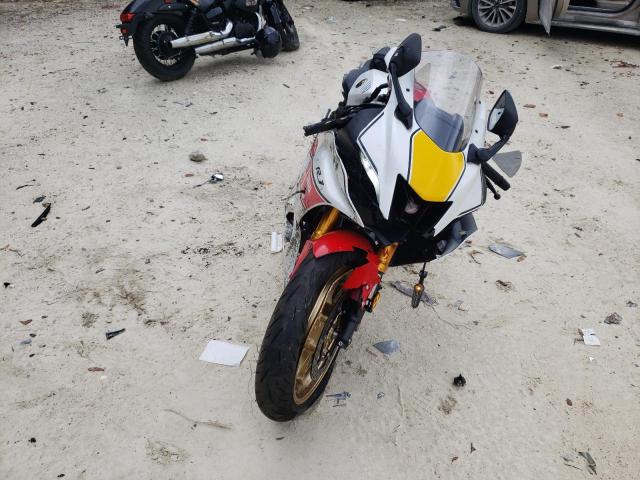 JYARM38E1NA002821 - 2022 YAMAHA YZFR7 WHITE photo 2