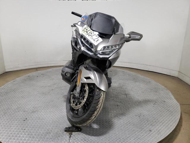 JH2SC7910JK000419 - 2018 HONDA GL1800 B SILVER photo 2