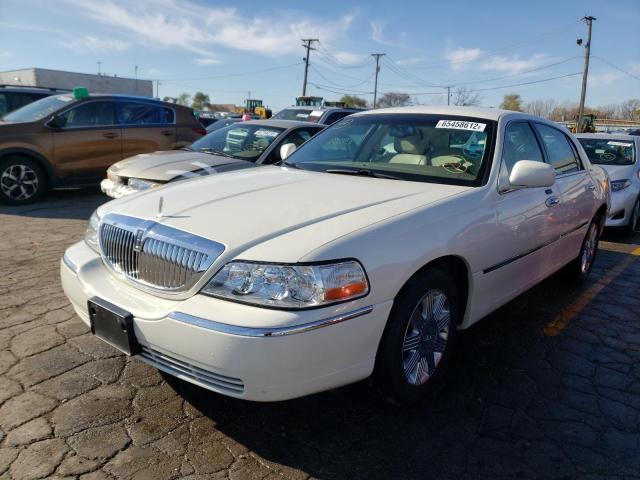 1LNHM83W24Y674921 - 2004 LINCOLN TOWN CAR U WHITE photo 2