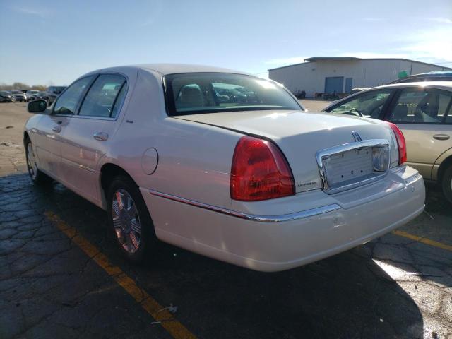 1LNHM83W24Y674921 - 2004 LINCOLN TOWN CAR U WHITE photo 3