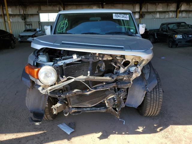 JTEBU11F070040736 - 2007 TOYOTA FJ CRUISER SILVER photo 9