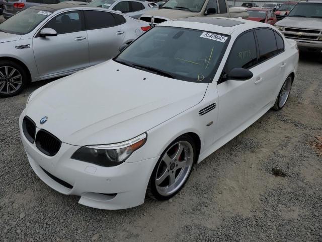 WBSNB935X6B581587 - 2006 BMW M5 WHITE photo 2