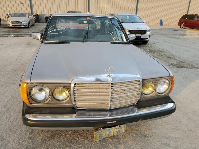 WDBAB33A3DB027593 - 1983 MERCEDES-BENZ 300 DT GRAY photo 9