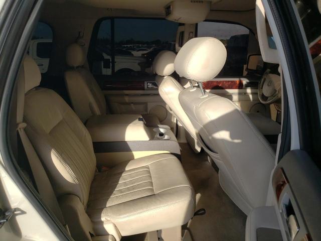 5LMFU27R64LJ38492 - 2004 LINCOLN NAVIGATOR 白色 照片 6