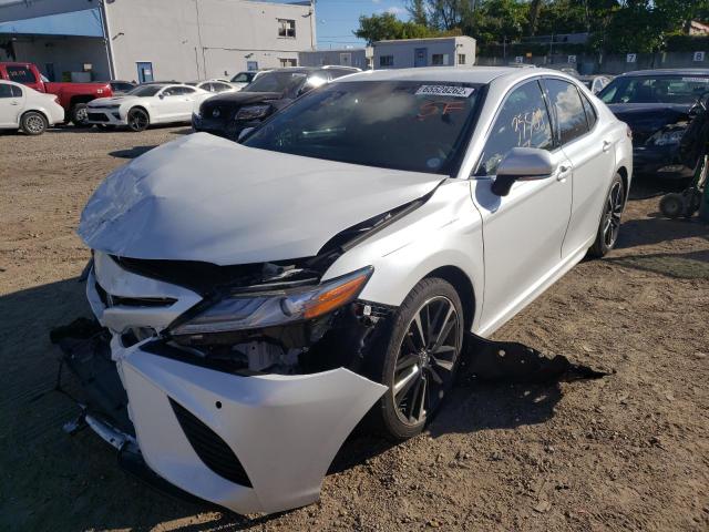 4T1B61HK4JU005209 - 2018 TOYOTA CAMRY XSE WHITE photo 2